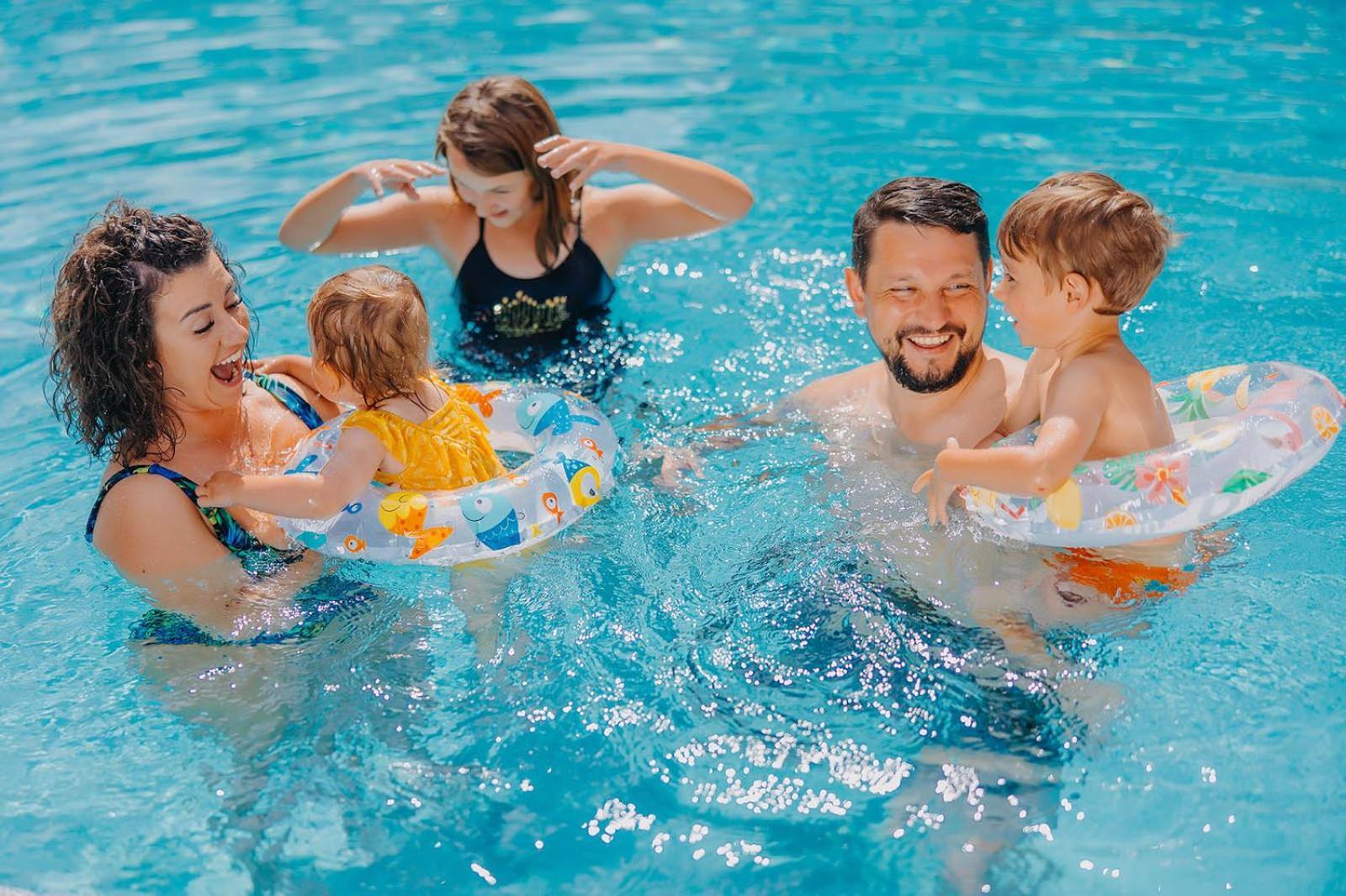 Platinum Mountain Hotel&Spa Szklarska Poreba Exterior photo Family in a swimming pool