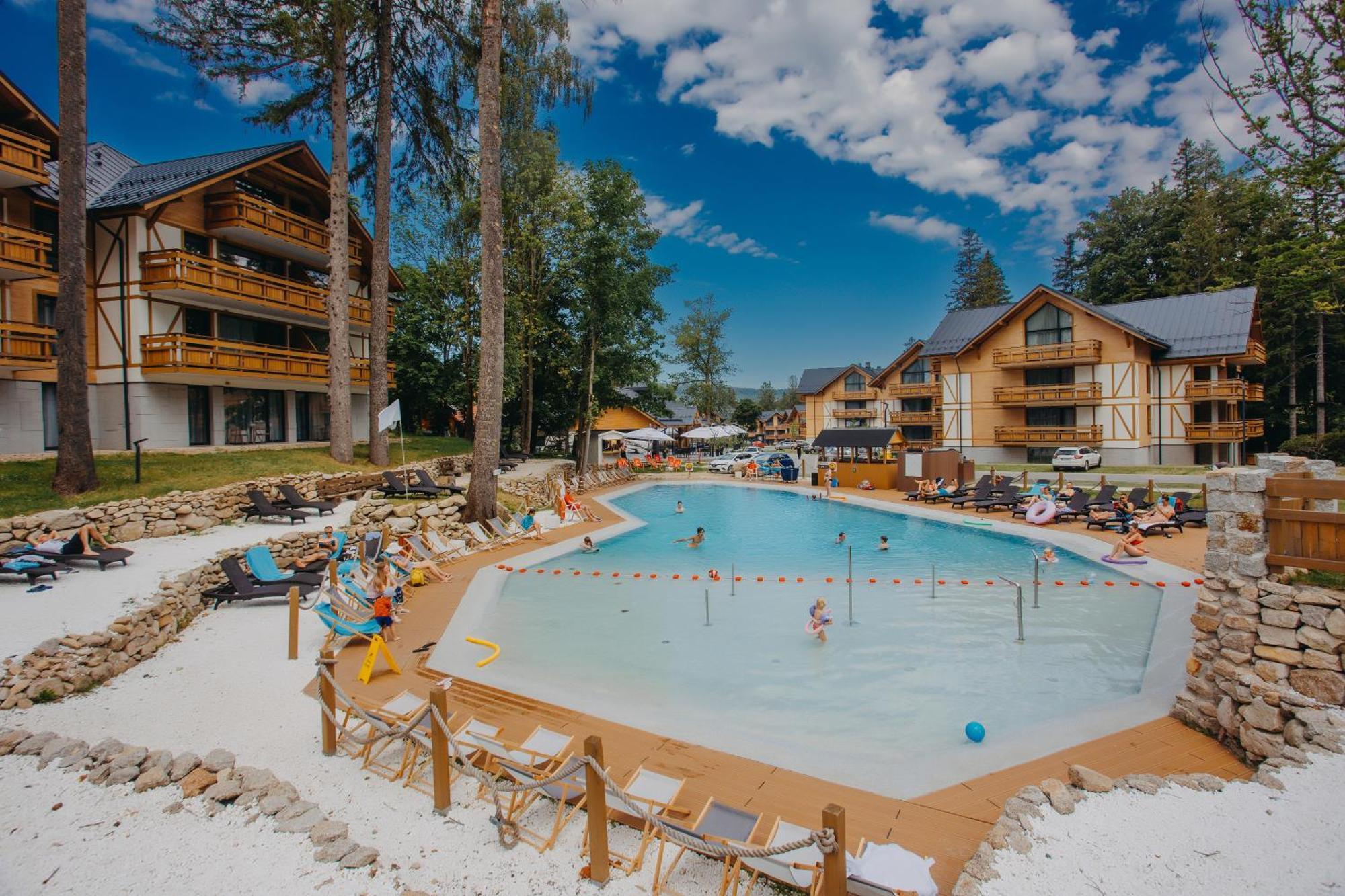 Platinum Mountain Hotel&Spa Szklarska Poreba Exterior photo The swimming pool at the center of the resort